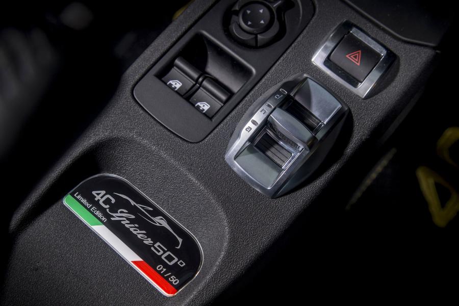 Детали интерьера Alfa Romeo 4C Spider 50° Anniversario (960) 2016 года  (фото 3 из 9)